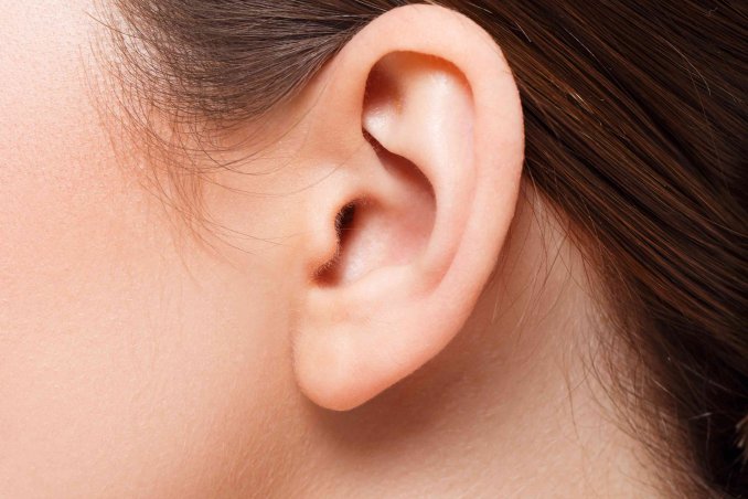 Nổi mụn ở dái tai trái gây đau có nguy hiểm không?