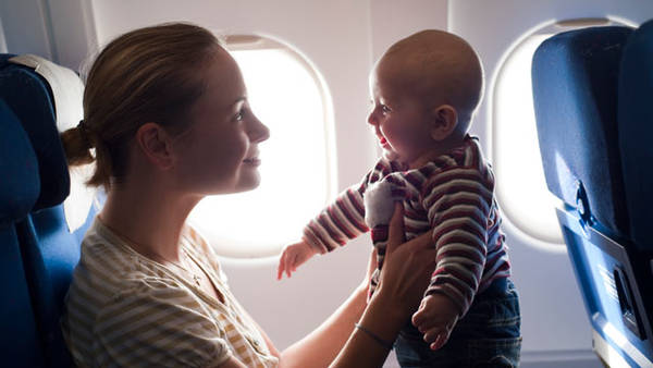 Cần chú ý gì khi trẻ con đi máy bay?