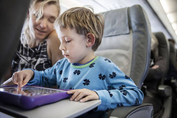 Cần chú ý gì khi trẻ con đi máy bay?