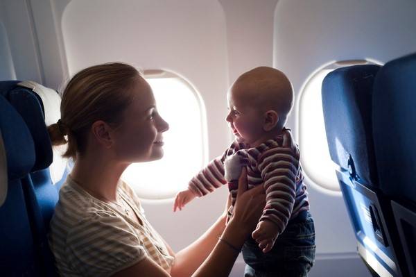 Các mẹ cần chuẩn bị gì khi đi máy bay có con nhỏ