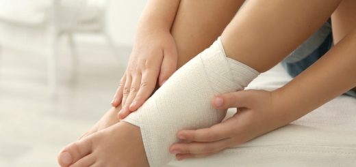 Cách điều trị bị bong gân cổ chân?