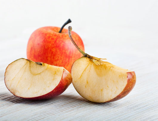 Tại sao quả táo bị cắt lại chuyển màu khi để bên ngoài?
