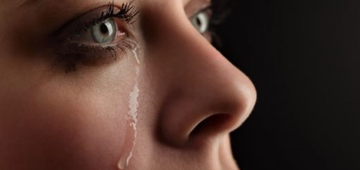 Tại sao nước mắt có vị mặn?